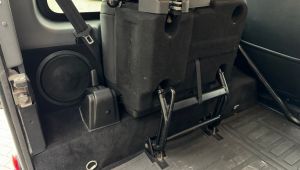 Landrover Defender 90 Helix IK8 Bassreflex Subwoofer im Seitenteil neben dem Sitz