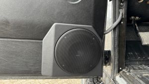 Landrover Defender 90 Türverkleidung mit 16er Audison Prima Tieftöner