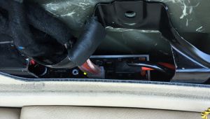 BMW E46 Cabrio Mosconi Verstärker versteckt im Seitenteil