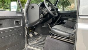 Landrover Defender 90 Innenraum mit Tieftöner unterm Armaturenbrett