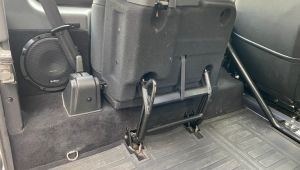 Landrover Defender 90 Audison Prima Bassreflex Subwoofer im Kofferraum Seitenteil