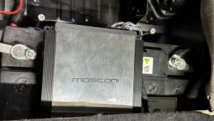 Landrover Defender 90 Mosconi Verstärker unterdem Fahrersitz im Batteriefach