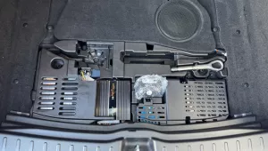 Mercedes GLA AMG Bassreflex Subwoofer versteckt in der Kofferraummulde als Burmester Upgrade