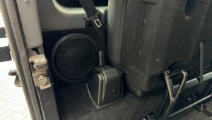 Landrover Defender 90 Helix IK8 Bassreflex Subwoofer im Seitenteil neben dem Sitz