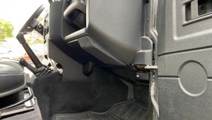 Landrover Defender 90 Innenraum mit Tieftöner unterm Armaturenbrett