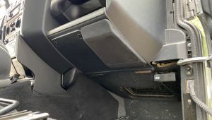 Landrover Defender 90 Innenraum mit Tieftöner unterm Armaturenbrett