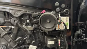 Mercedes GLC Hybrid Helix i3 Mitteltöner im original Einbauplatz in der Fahrertür