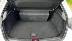 Mercedes A Klasse W177 mit Helix K10SE.2 Subwoofer an der Rückbank