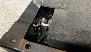 Sprinter W907 Subwoofer und Mosconi Verstärker in der Beifahrersitzkonsole