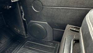 Landrover Defender 90 Türverkleidung mit 16er Audison Prima Tieftöner