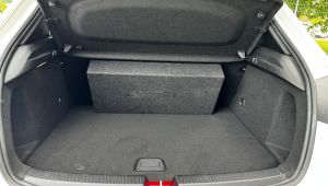Mercedes A Klasse W177 mit Helix K10SE.2 Subwoofer an der Rückbank