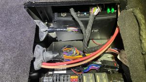 Landrover Defender 90 Audison Prima Verstärker