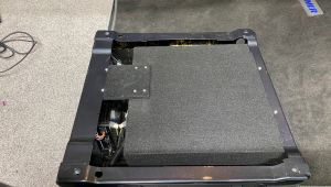 Sprinter W907 Subwoofer und Verstärker in der Beifahrersitzkonsole