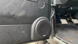 Landrover Defender 90 Türverkleidung mit 16er Audison Prima Tieftöner