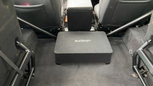 Landrover Defender 90 mit Audison Prima APBX 8R Subwoofer