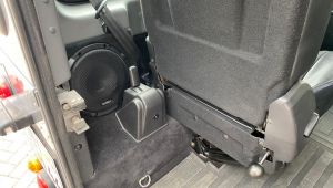 Landrover Defender 90 Audison Prima Bassreflex Subwoofer im Kofferraum Seitenteil