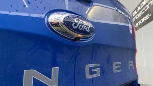 Nachgerüstete Rückfahrkamera im Ford Ranger im Ford Logo
