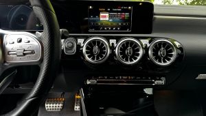 Mercedes A Klasse W177 Pegelfenbedienung in der Mittelkonsole mit MBUX Radio