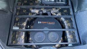 Fiat 500 mit Match Subwooferin der Reserveradmulde
